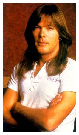 CLIFF WILLIAMS - baixo e vocal de apoio (1977 - presente)