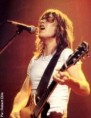 MALCOLM YOUNG - guitarra rítmica e vocal de apoio (1973 - presente)